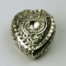 Angol díszes szív alakú ezüst szelence ékszeretartó 1880